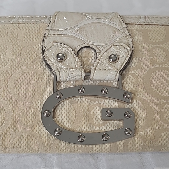 🤩4/$25 GUESS Tri-fold Wallet - Picture 15 of 16